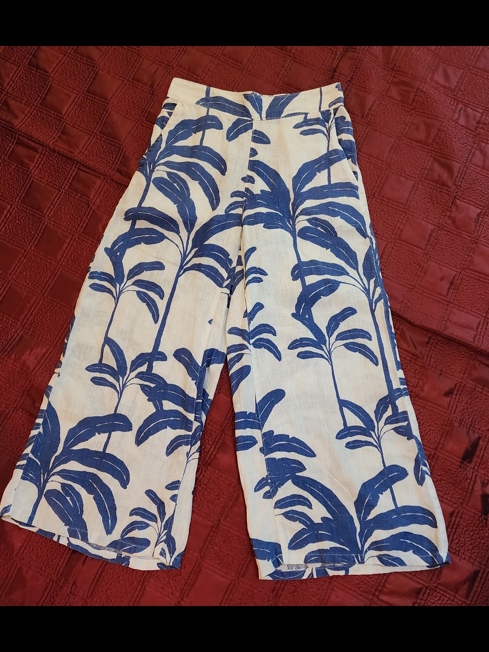Tahari White Wide-Leg Cropped Pants with Blue Palm Print